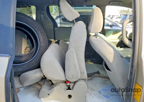 2012 Toyota Sienna Le 8-Passenger z USA, uszkodzony, nr VIN 5TDKK3DC7CS228653